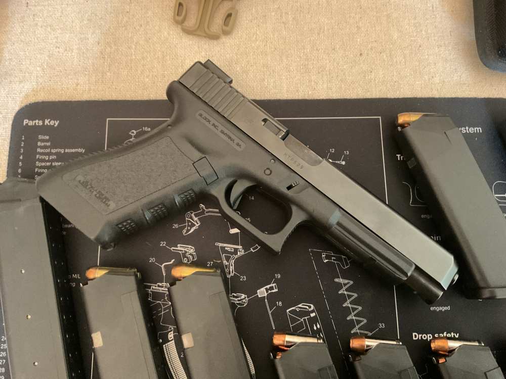 Glock G35 semiautomatic pistol with holster & carry bag-img-0