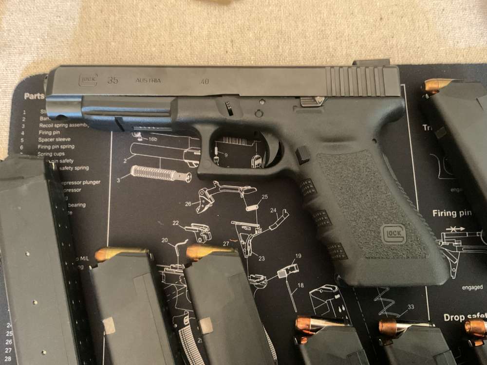 Glock G35 semiautomatic pistol with holster & carry bag-img-4