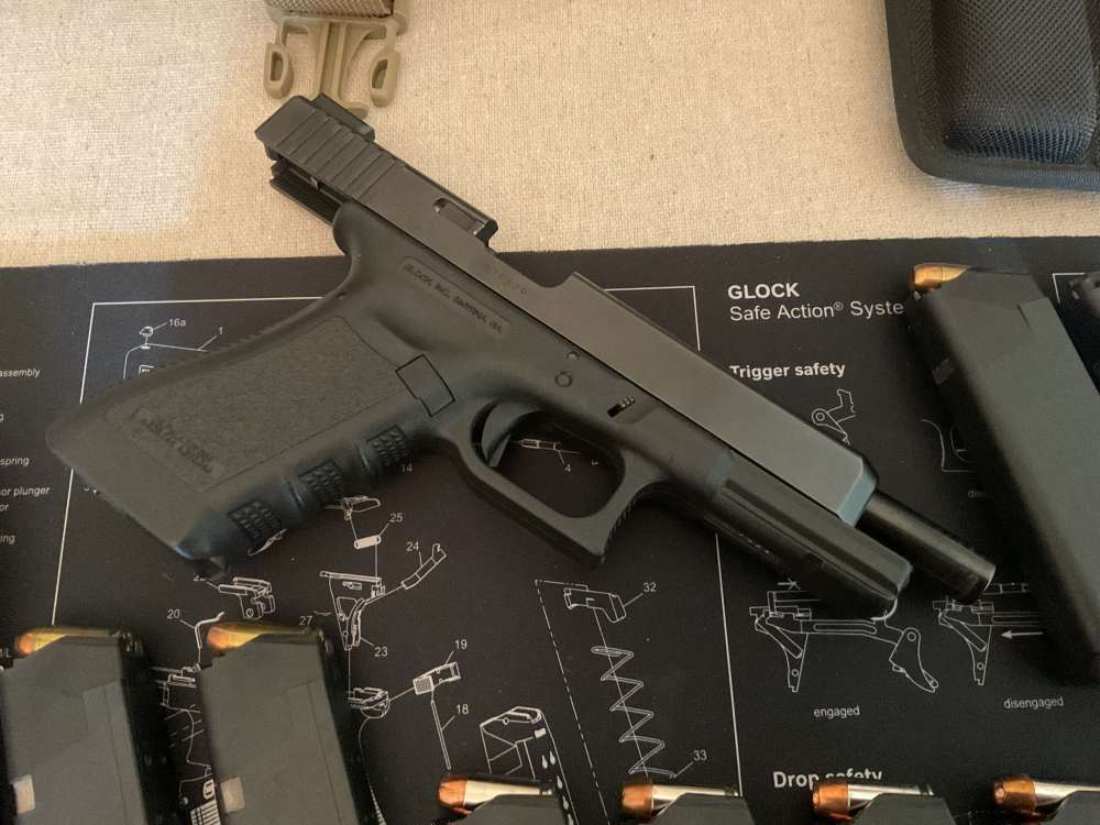 Glock G35 semiautomatic pistol with holster & carry bag-img-7