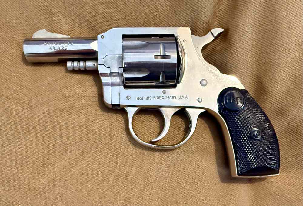 H&R Model 733 Revolver. .32 SW. 1971 mfg. C&R. With holster and lock. -img-2