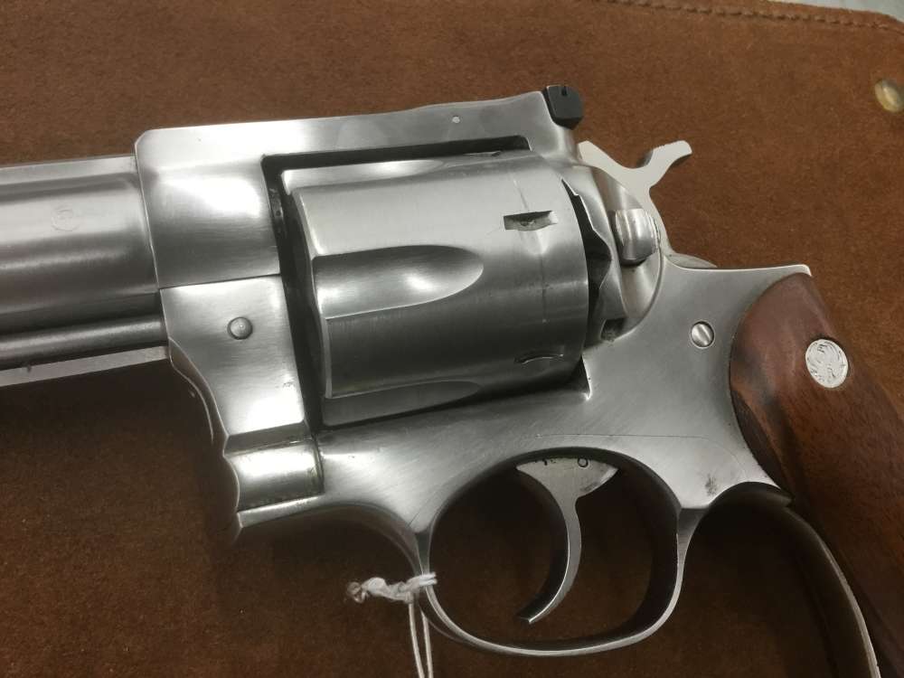 Ruger Redhawk - 44mag/7.5", SS - VG-EXC cond, og wood grips, barely used.-img-4