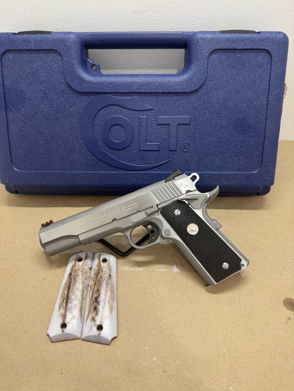 Colt government model MKIV Series 70/ Model O, 45 colt, w/ extra handles-img-0