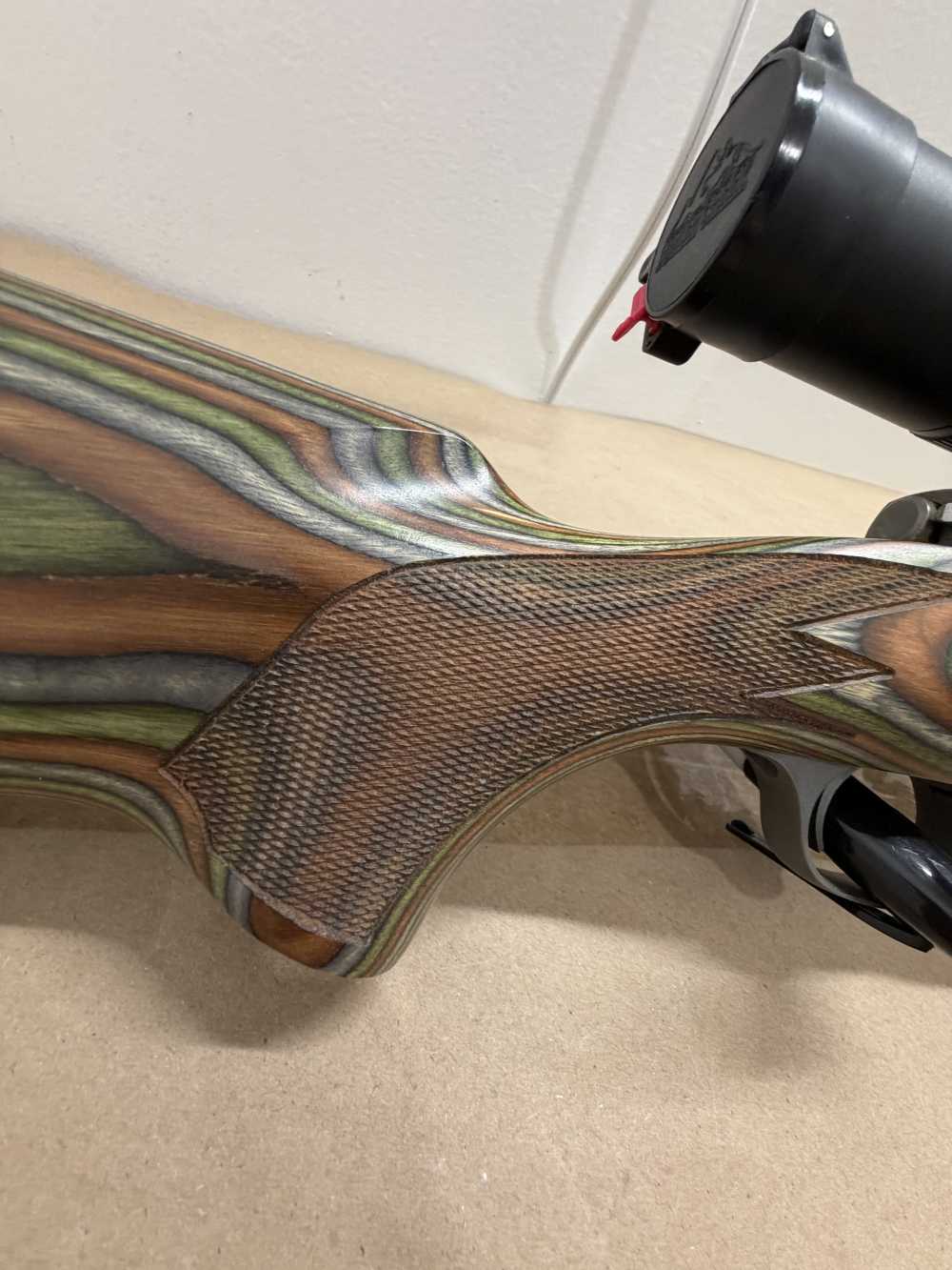 RUGER M77 HAWKEYE 6.5 creedmoor, w’weaver scope, beautiful stock!-img-2
