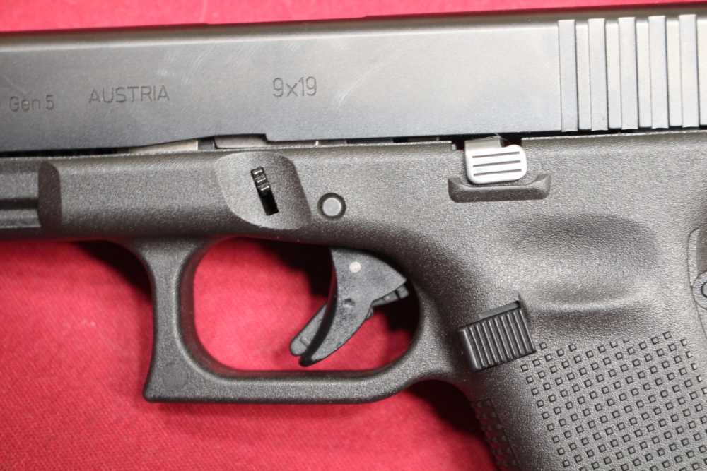 Glock 19 Gen 5 Austria Pistol w/4" Barrel, Holster, Box, 7x 15rd Mags-img-19