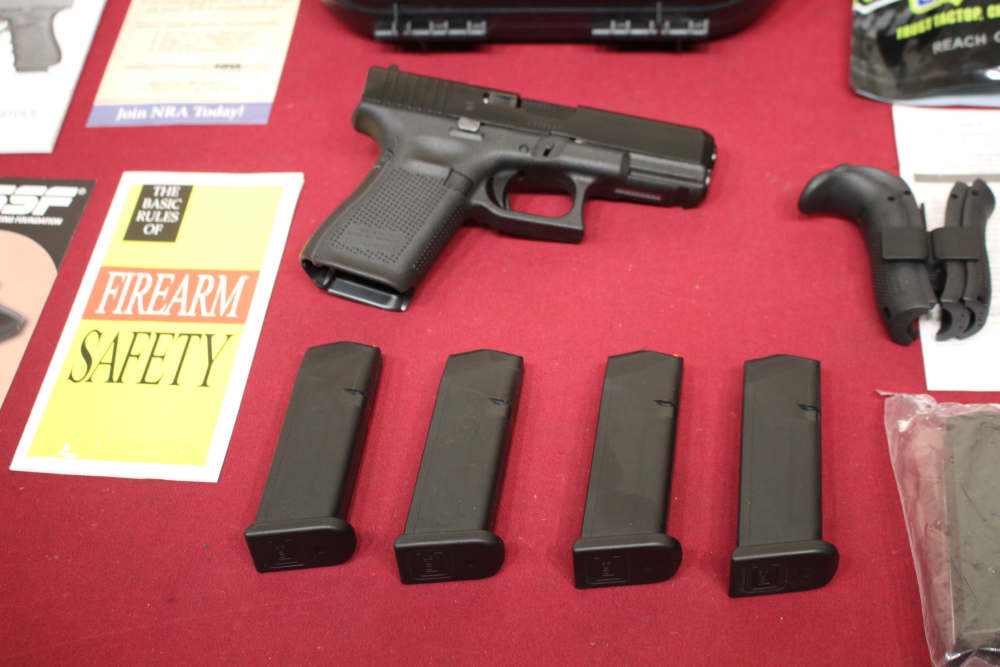 Glock 19 Gen 5 Austria Pistol w/4" Barrel, Holster, Box, 7x 15rd Mags-img-5