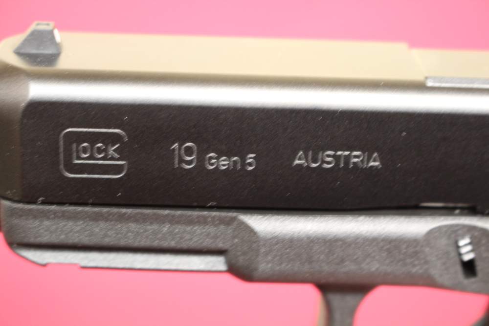 Glock 19 Gen 5 Austria Pistol w/4" Barrel, Holster, Box, 7x 15rd Mags-img-2