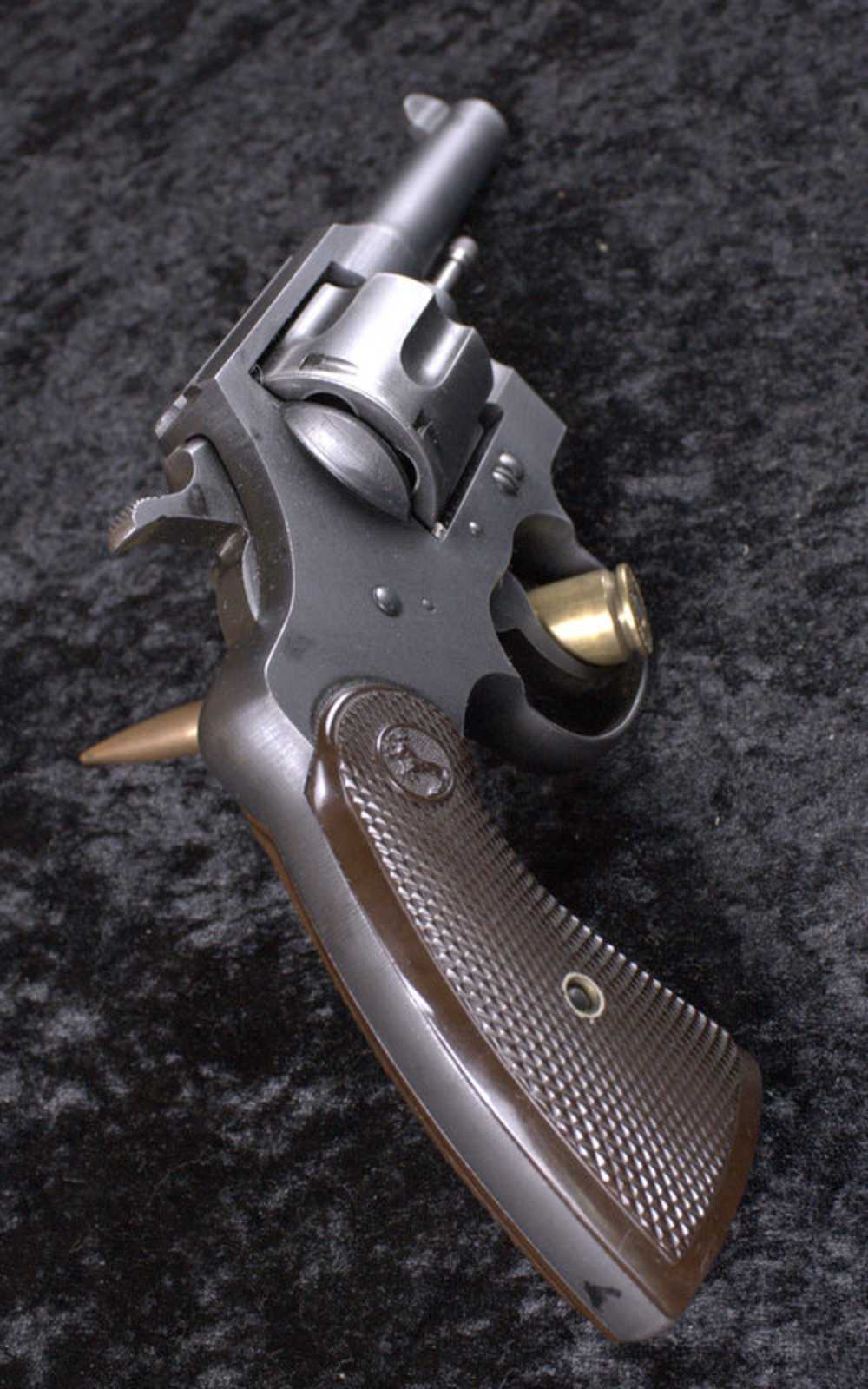 PENNY AUCTION!!  Colt Commando WW2 revolver in excellent condition-img-4