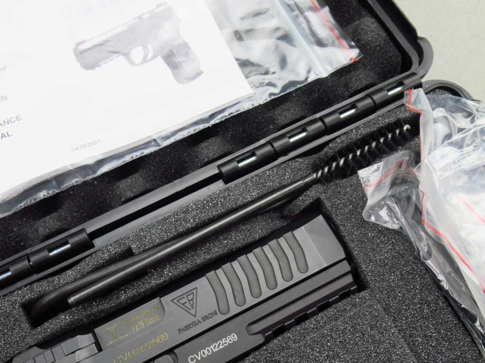 Unfired Factory New FB Radom VIS 100 Polish 9mm Luger pistol Mag98 vis100-img-75