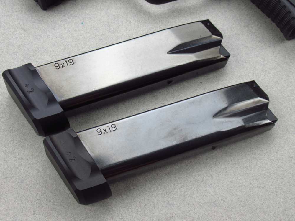 Unfired Factory New FB Radom VIS 100 Polish 9mm Luger pistol Mag98 vis100-img-53