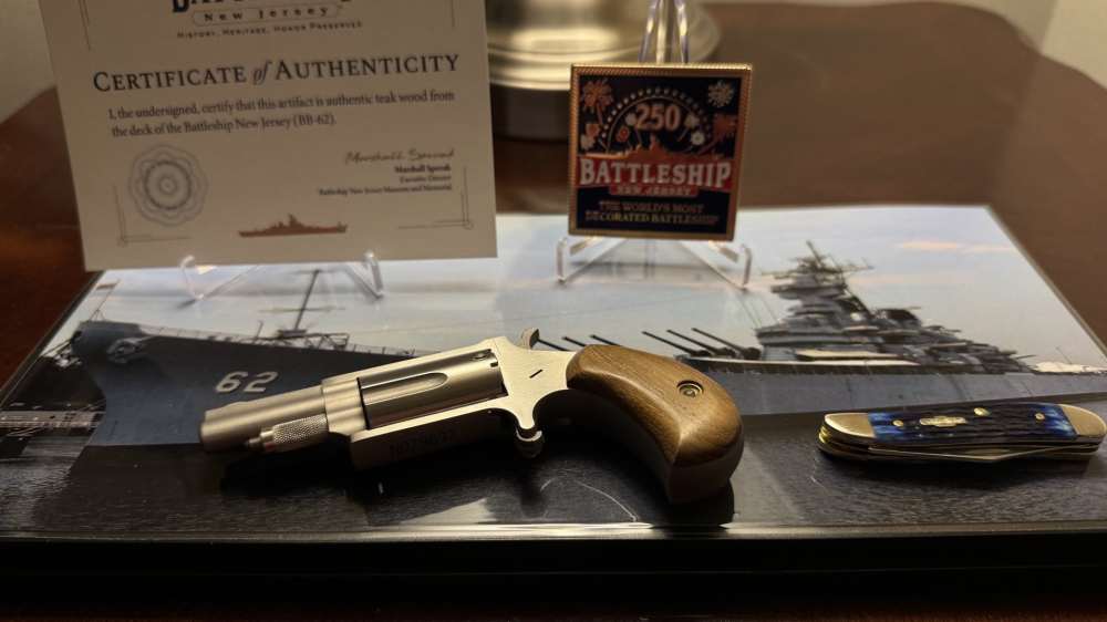 NAA .22 Magnum USS New Jersey BB-62 Teak Heirloom 1 of 2 Penny No Reserve-img-12