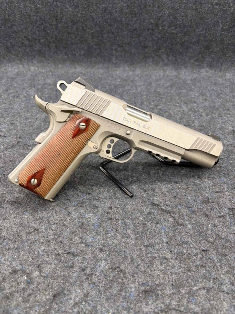 COLT 1911 GOVERNMENT MODEL RAIL GUN-img-1