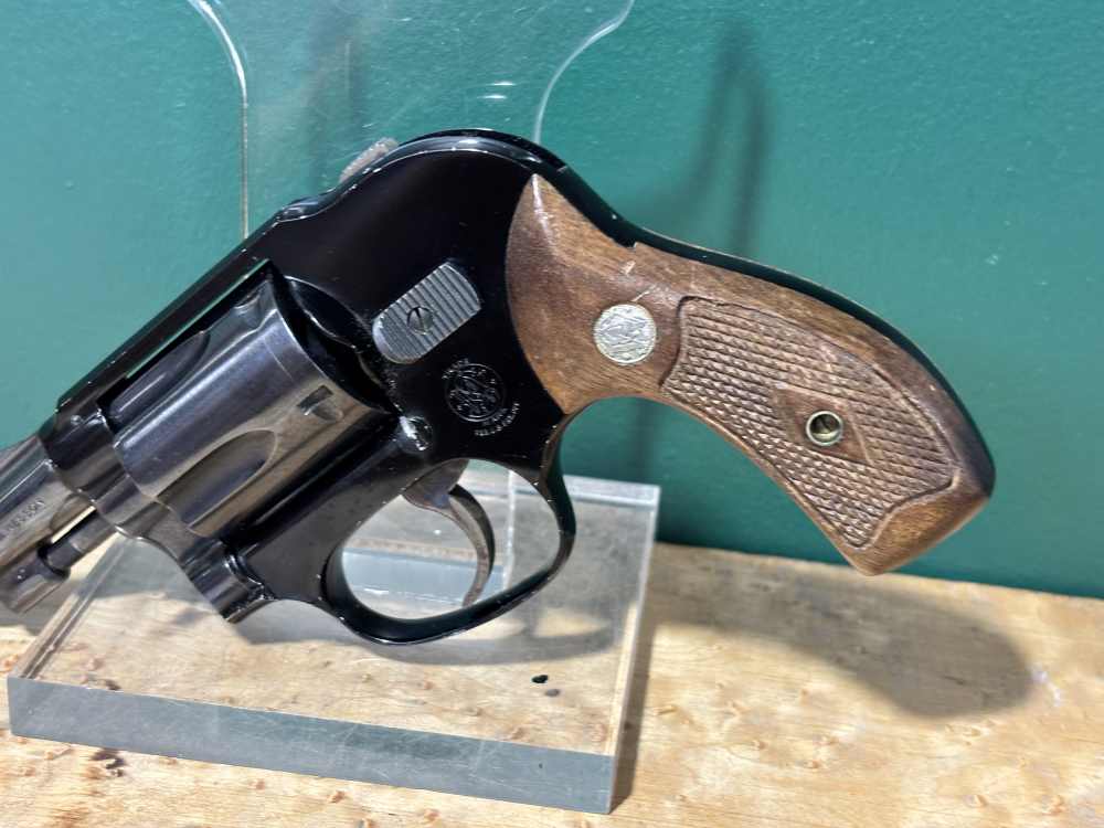 Smith and Wesson Model 38 No Dash Airweight .38spl Shrouded Hammer Revolver-img-4