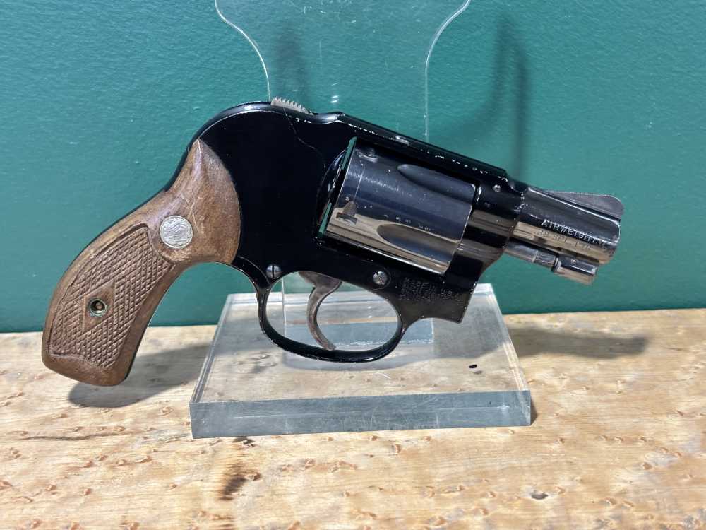 Smith and Wesson Model 38 No Dash Airweight .38spl Shrouded Hammer Revolver-img-3