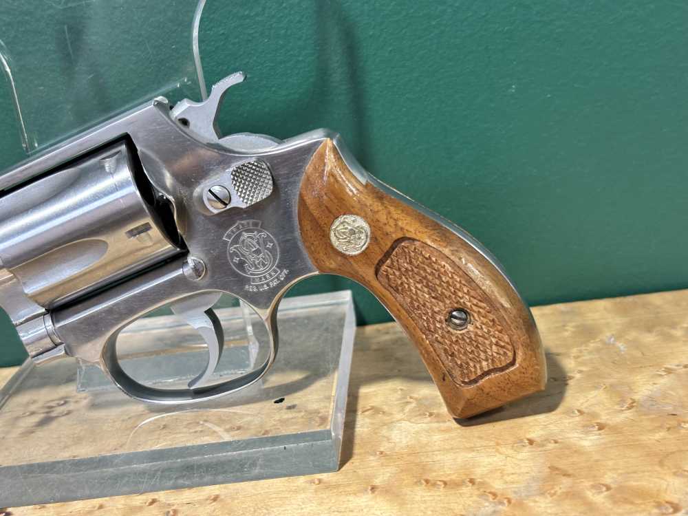 Smith and Wesson 60 No Dash Stainless Snub Nose Revolver 2" -img-3