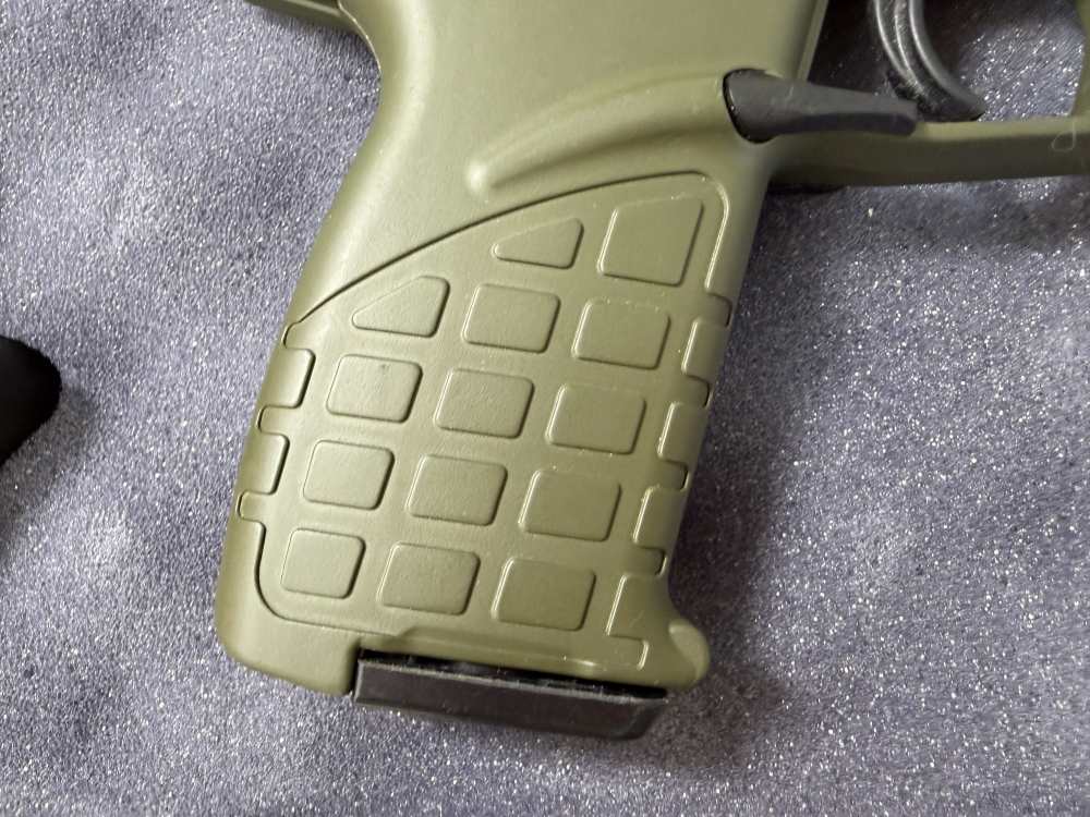 Kel-Tec Model 17 Semi-Auto Pistol in .22LR. - Five (5) 15rd Mags - Threaded-img-7
