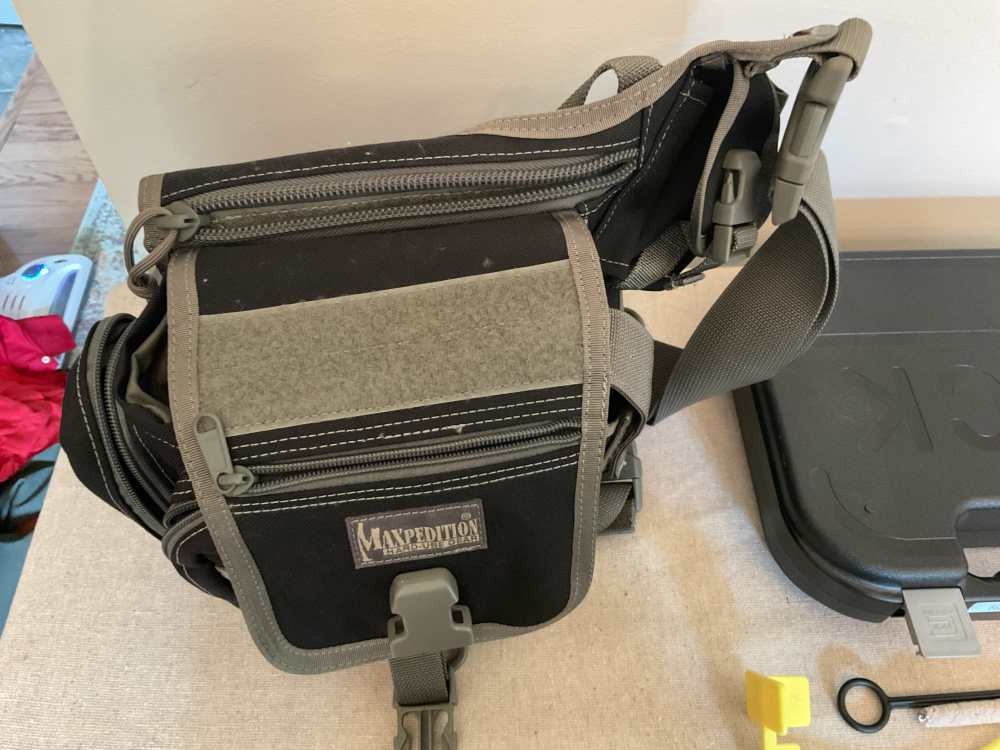 Glock 27 Gen 4 subcompact .40 cal. Pistol with holster & carry bag-img-5