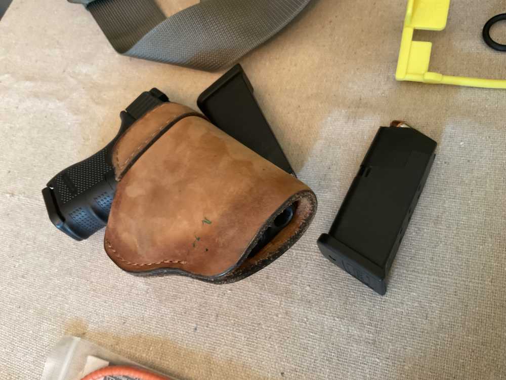 Glock 27 Gen 4 subcompact .40 cal. Pistol with holster & carry bag-img-8