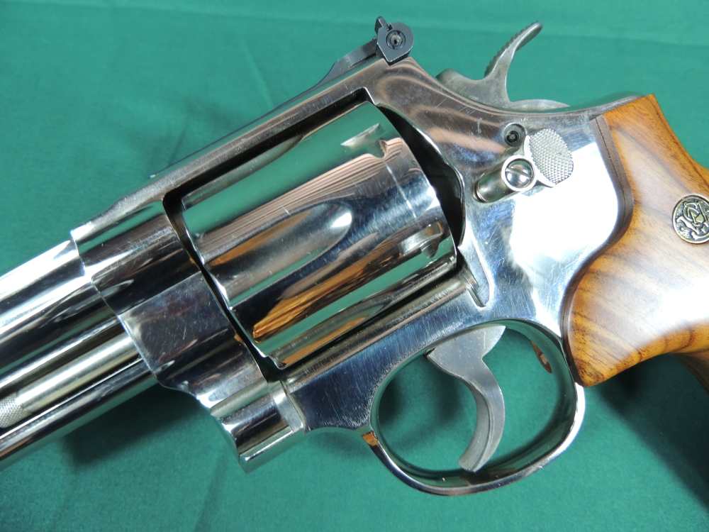 Smith and Wesson Model 29 - 10 Classic 44 Magnum Nickle Revolver-img-7
