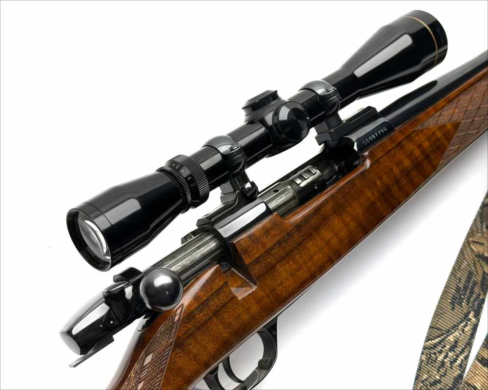 WEATHERBY Mark V .300 WBY Magnum 26" - Walnut - Leupold 3x9 Vari-X IIc-img-1
