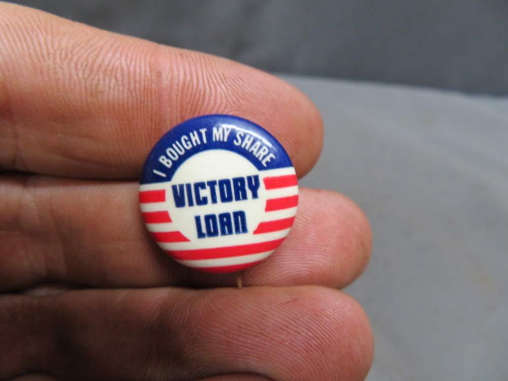 LOT OF 5 WWII AMERICAN WAR BOND BUTTONS PINS-img-5