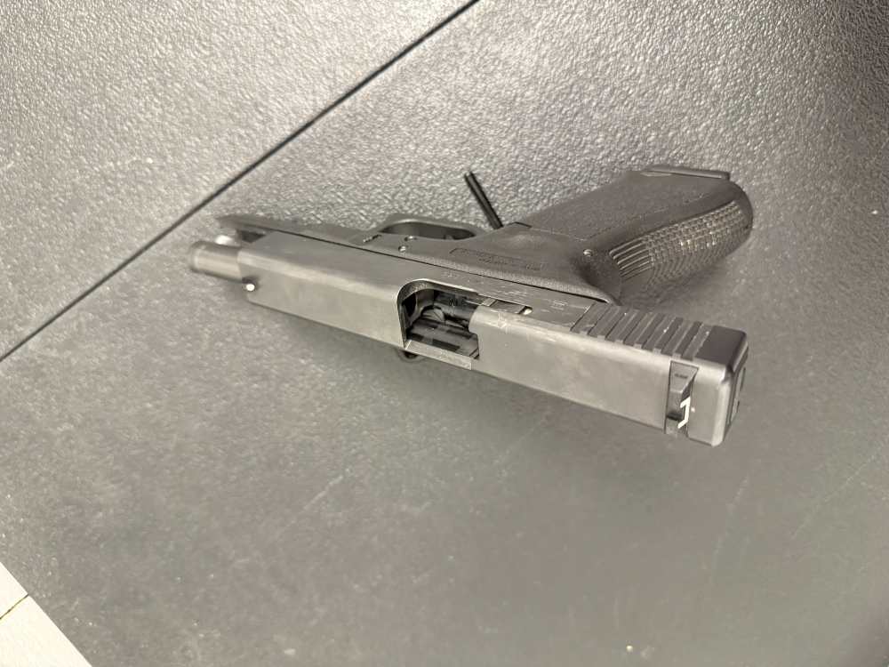Glock 17 Gen 3 9mm 4.25" -img-2