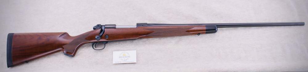 Winchester Model 70 Classic Super Grade 7mm Rem Mag 25" Walnut Fine Mint -img-0