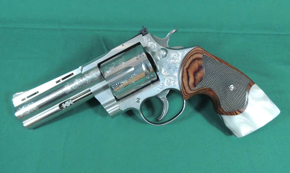 Colt Rosewwod Anaconda 44 Magnum Custom Collection Revolver 187 of 250-img-1