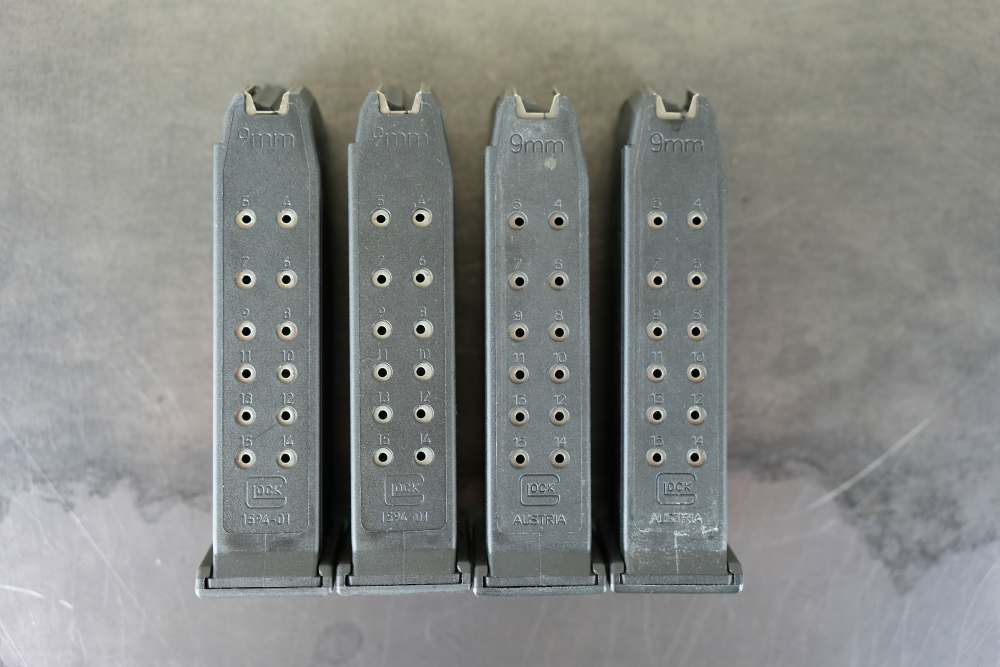 Glock 19 Gen 3 | Soft Case & Box | 4x 15-Round Magazines | Factory-img-25