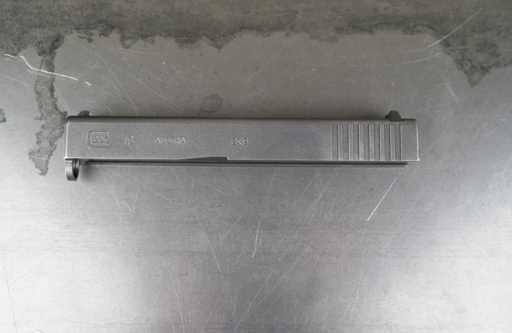 Glock 19 Gen 3 | Soft Case & Box | 4x 15-Round Magazines | Factory-img-21