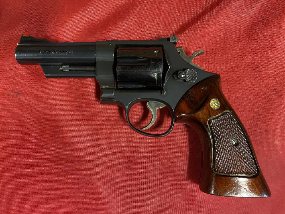 Smith & Wesson Model 25-5 4" Blued 45 Colt In Good Condition               -img-1
