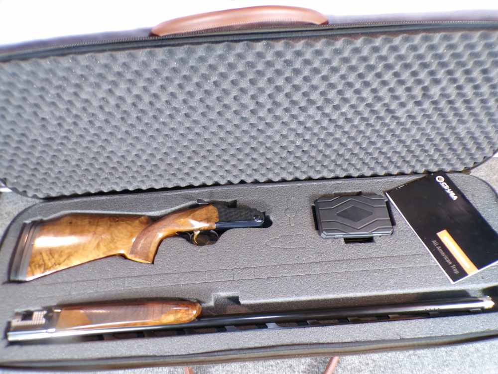 CZ All American Trap 12 GA 32" Vent Rib Ported 5 Chokes W/ Case Mint! -img-1