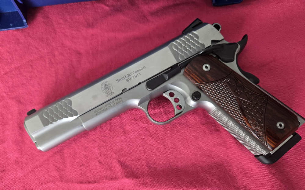 Smith and Wesson 1911 E series Stainless 5in .45acp-img-1