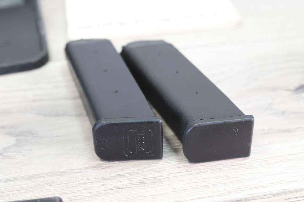 GLOCK 17 GEN 1 - Aug. 1986 , clean w/ case, manual, 2 magazines-img-9