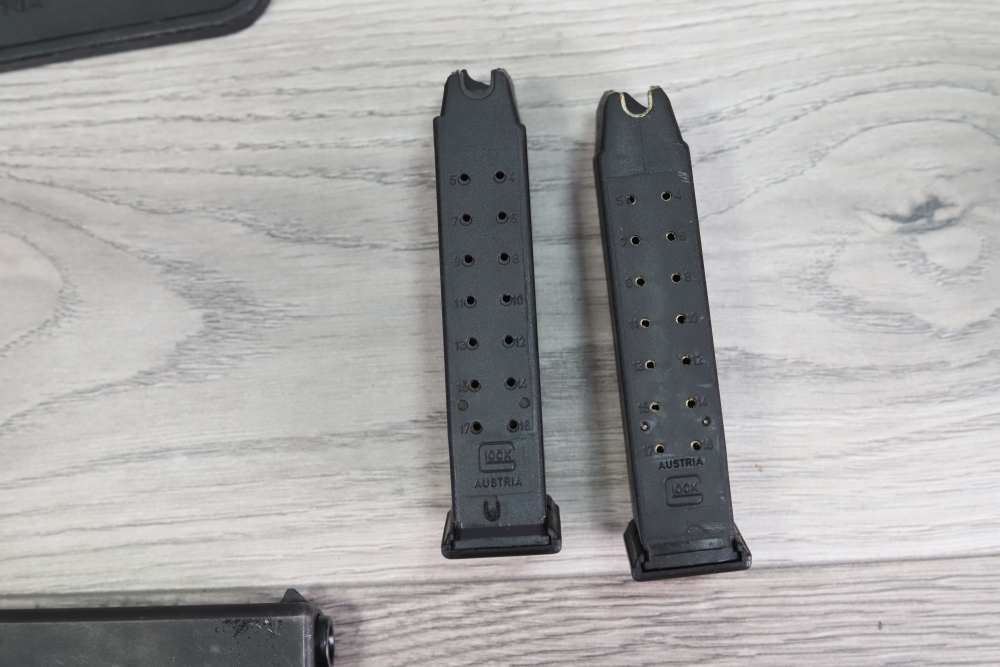 GLOCK 17 GEN 1 - Aug. 1986 , clean w/ case, manual, 2 magazines-img-10