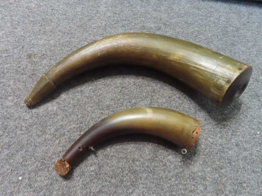 2-ANTIQUE POWDER HORNS, RIFLE AND PISTOL SIZE WITH WOODEN ENDS-img-1