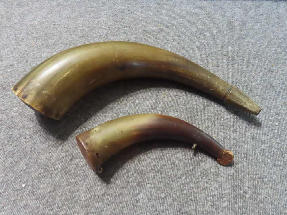 2-ANTIQUE POWDER HORNS, RIFLE AND PISTOL SIZE WITH WOODEN ENDS-img-8