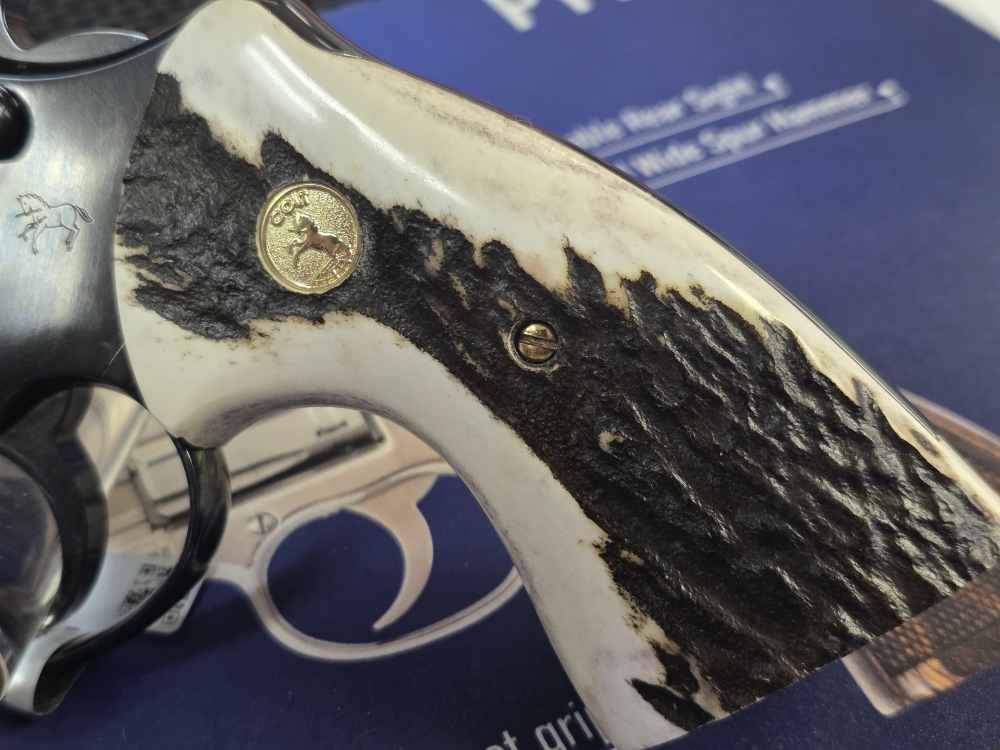 COLT PYTHON ELK STAG TARGET GRIPS GOLD MEDALLIONS FACTORY NEW -img-7