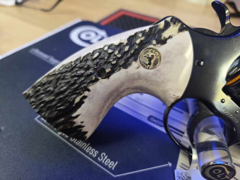 COLT PYTHON ELK STAG TARGET GRIPS GOLD MEDALLIONS FACTORY NEW -img-12