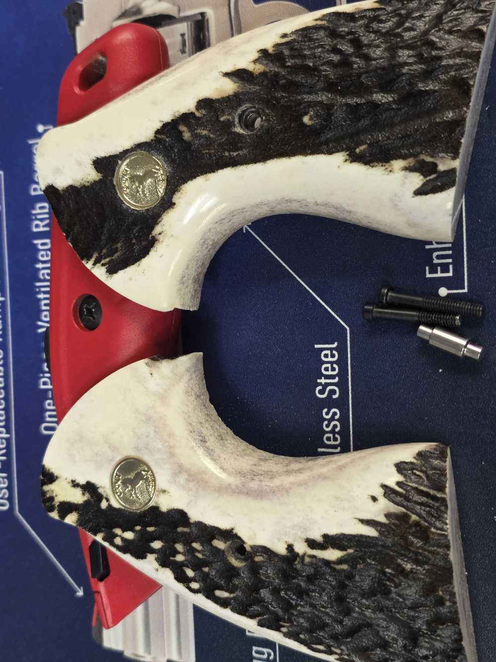 COLT PYTHON ELK STAG TARGET GRIPS GOLD MEDALLIONS FACTORY NEW -img-1