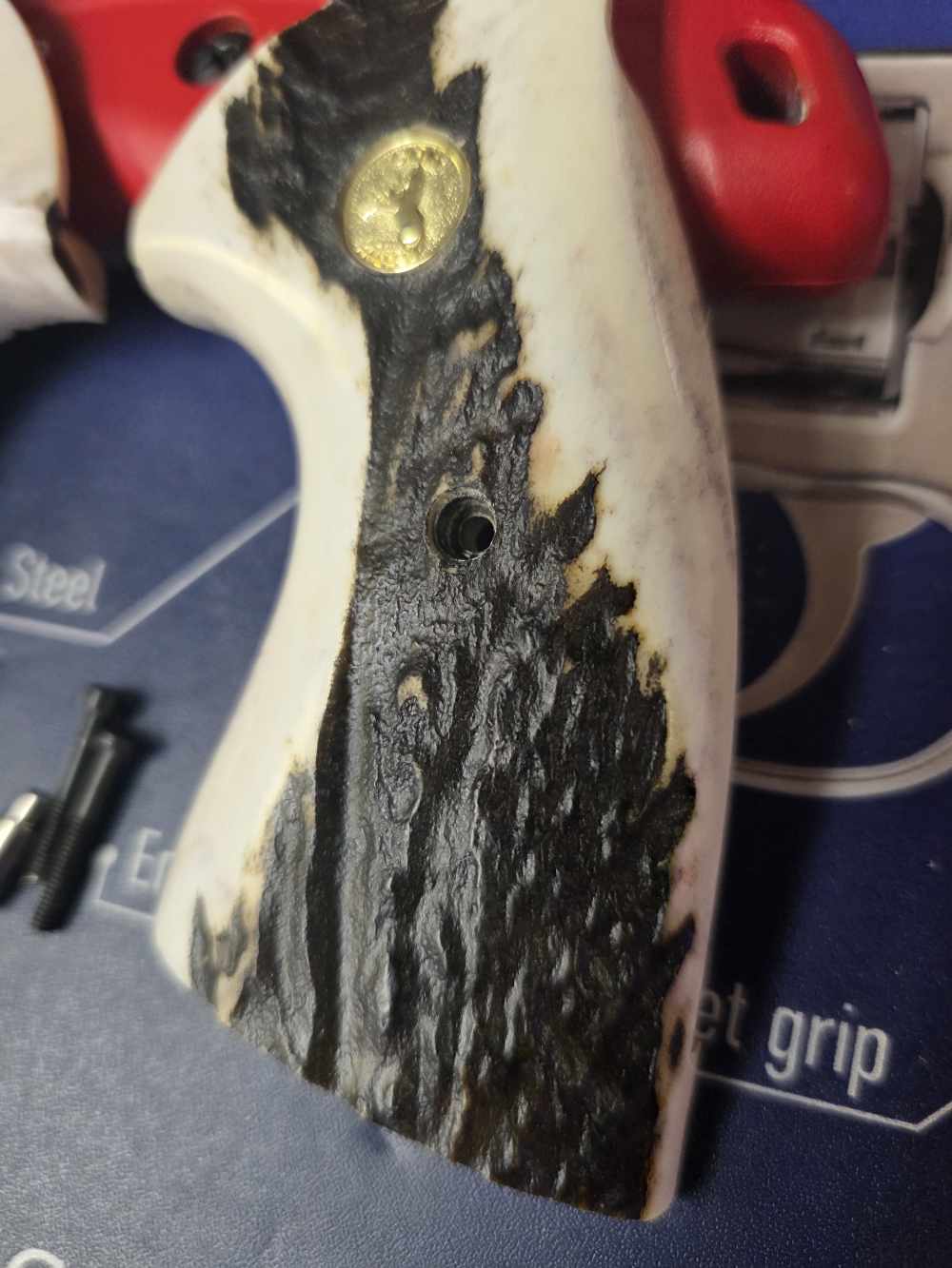 COLT PYTHON ELK STAG TARGET GRIPS GOLD MEDALLIONS FACTORY NEW -img-4