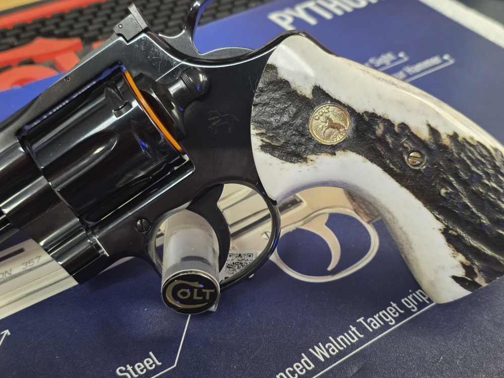 COLT PYTHON ELK STAG TARGET GRIPS GOLD MEDALLIONS FACTORY NEW -img-15