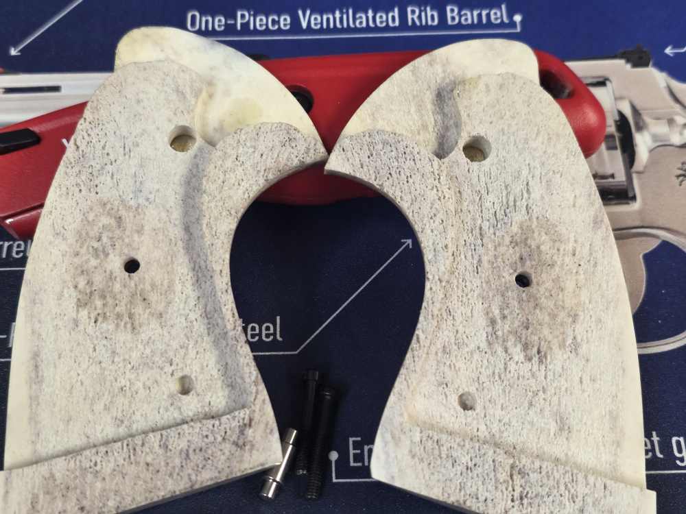 COLT PYTHON ELK STAG TARGET GRIPS GOLD MEDALLIONS FACTORY NEW -img-6