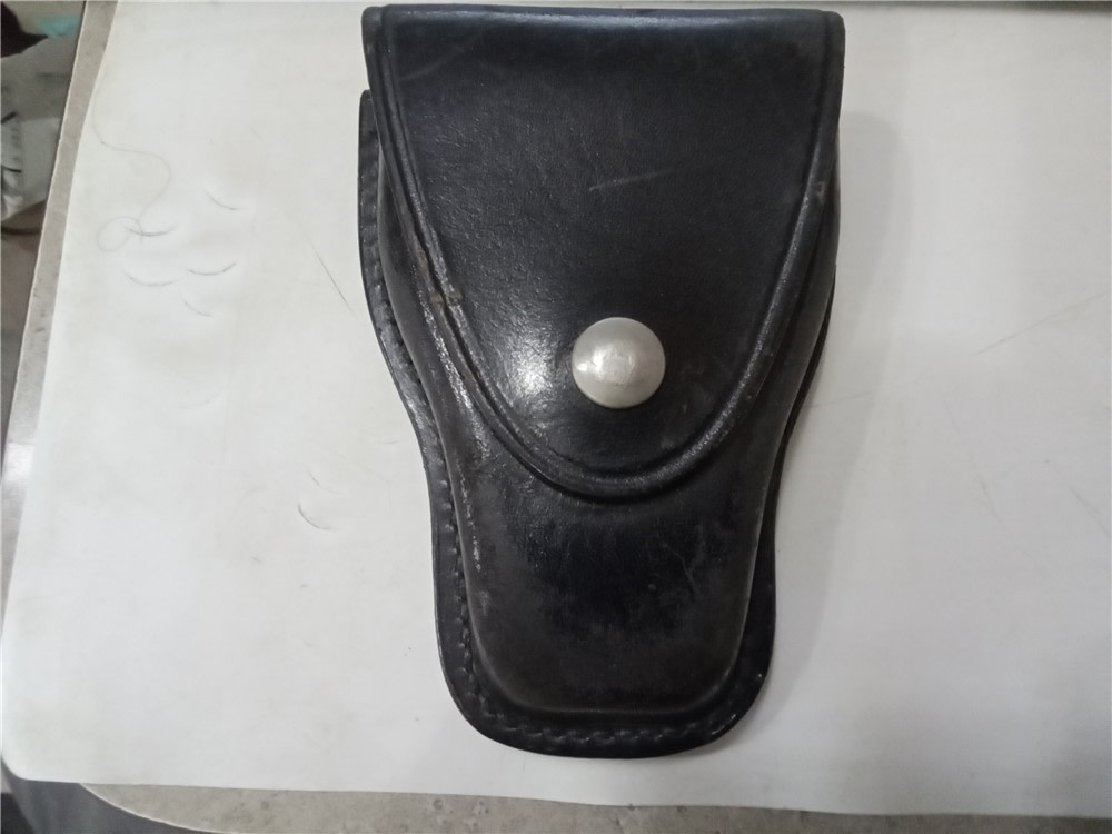 Don Hume  C 303 hand cuff black leather holder-img-0