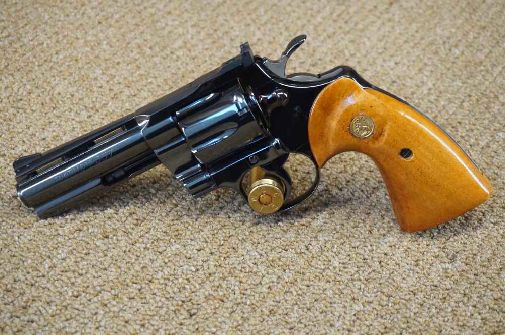 Colt Python 357 Magnum 4" Vent Rib Barrel Royal Blue Mfg. 1968 -img-1
