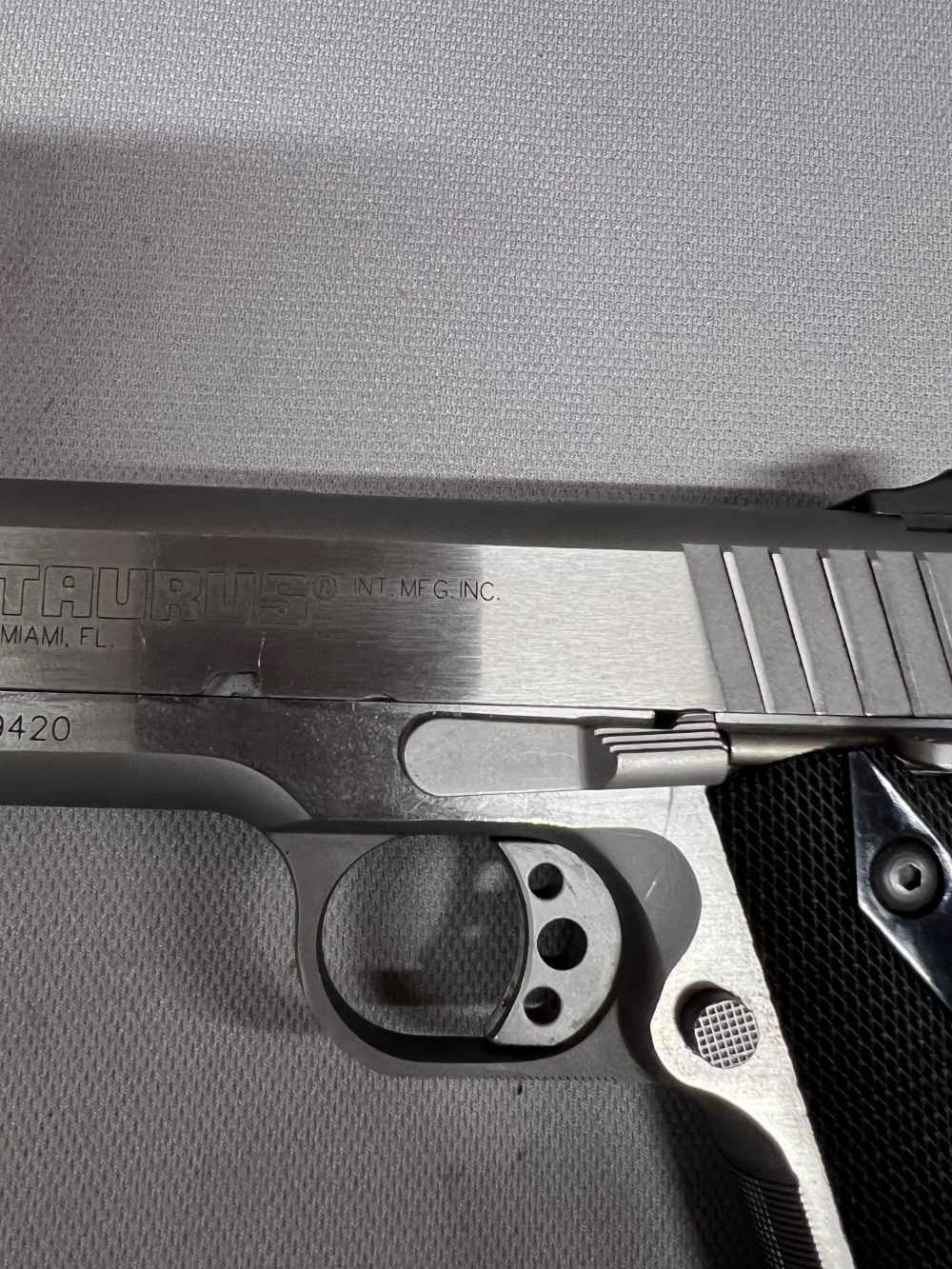 Taurus PT1911 stainless finish 45 ACP 5" barrel black grips white dot sight-img-5