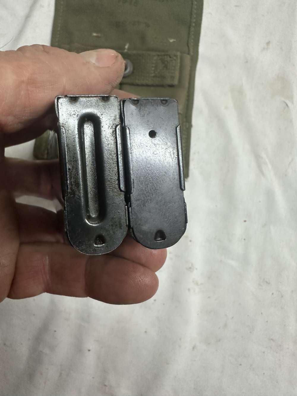 2 - ORIG. M1 CARBINE 15 RD. MAGS IN ORIGINAL POUCH 1945 DATED-img-4