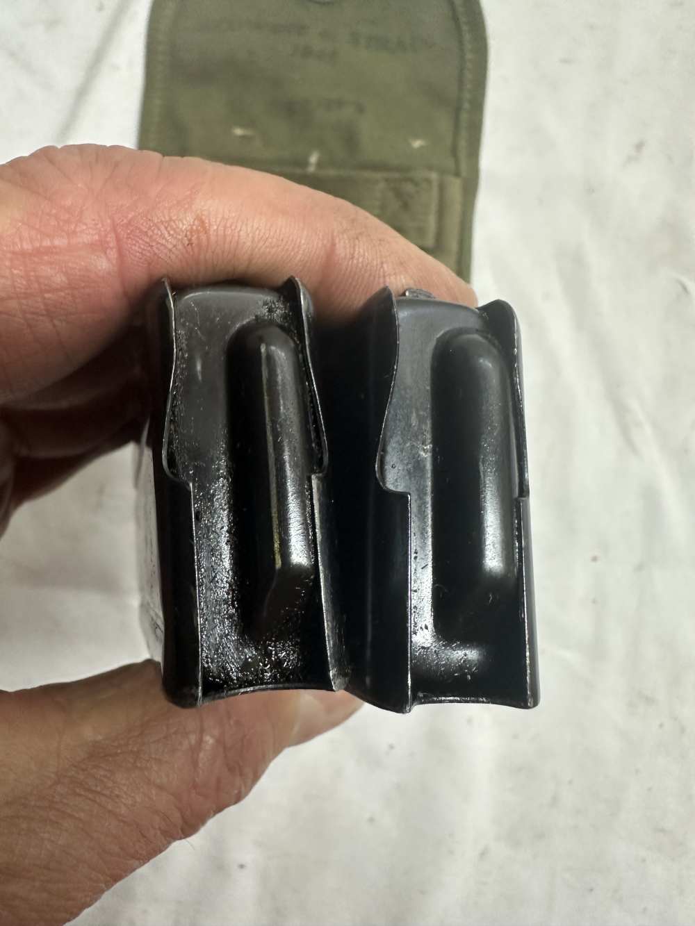 2 - ORIG. M1 CARBINE 15 RD. MAGS IN ORIGINAL POUCH 1945 DATED-img-5
