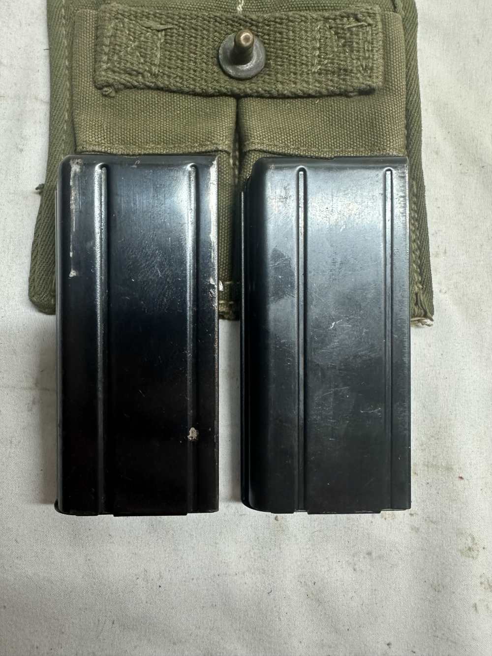 2 - ORIG. M1 CARBINE 15 RD. MAGS IN ORIGINAL POUCH 1945 DATED-img-2