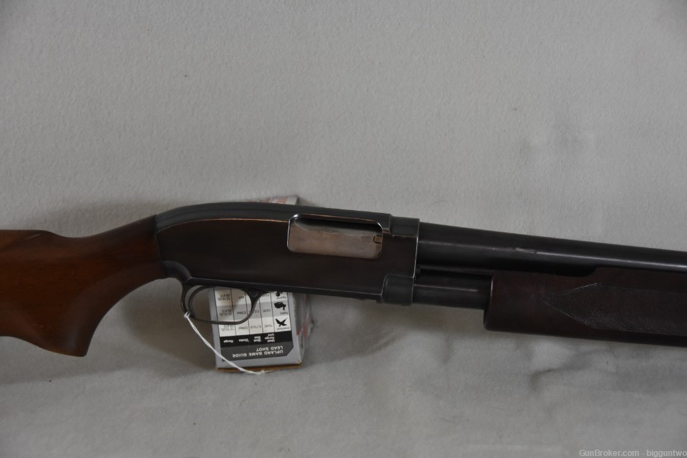 Winchester 25 Pump Action Shotgun in good condition-img-2