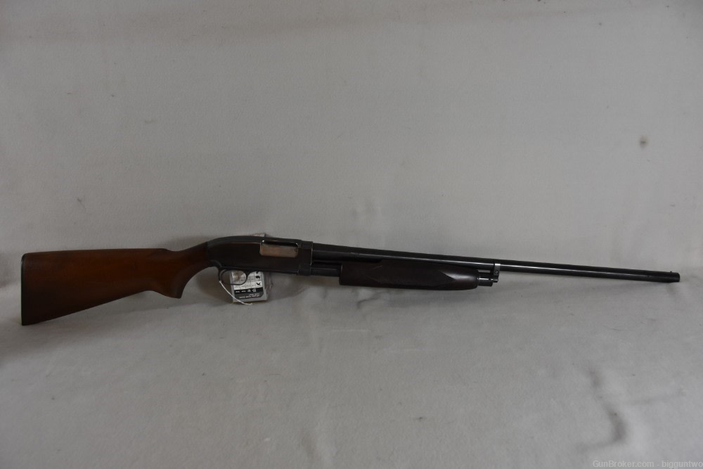 Winchester 25 Pump Action Shotgun in good condition-img-0